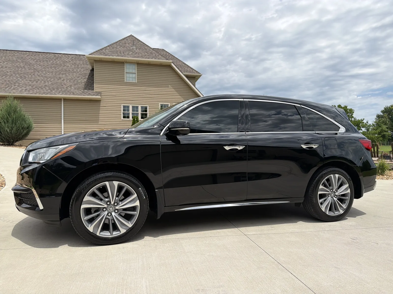 Photos of 2017 Acura MDX SH-AWD Sport Utility 4D for sale in Clinton, MO at Banks Motors LLC
