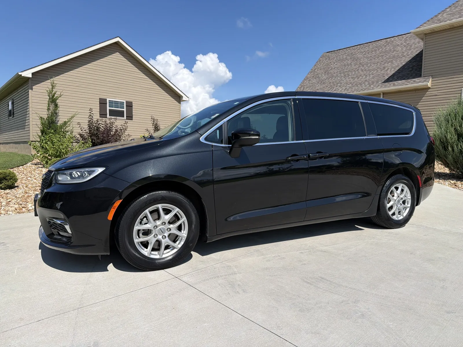 Photos of 2023 Chrysler Pacifica Touring L Van 4D for sale in Clinton, MO at Banks Motors LLC
