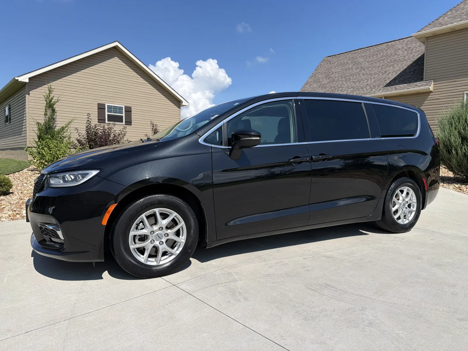 Chrysler Pacifica photo 28