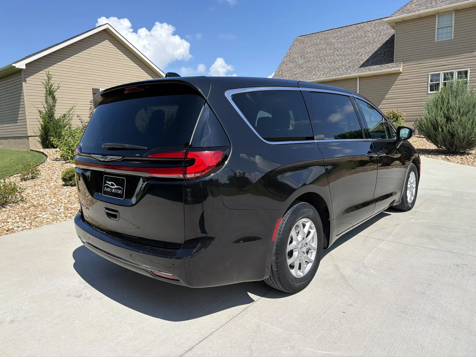 More photos of 2023 Chrysler Pacifica Touring L Van 4D at Banks Motors LLC, MO