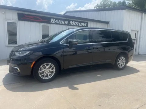 Unknown 2023 Chrysler Pacifica Touring L Van 4D for sale in Clinton, MO