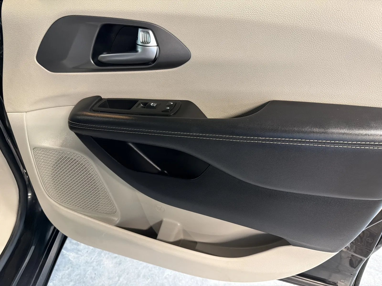 Chrysler Pacifica photo 37