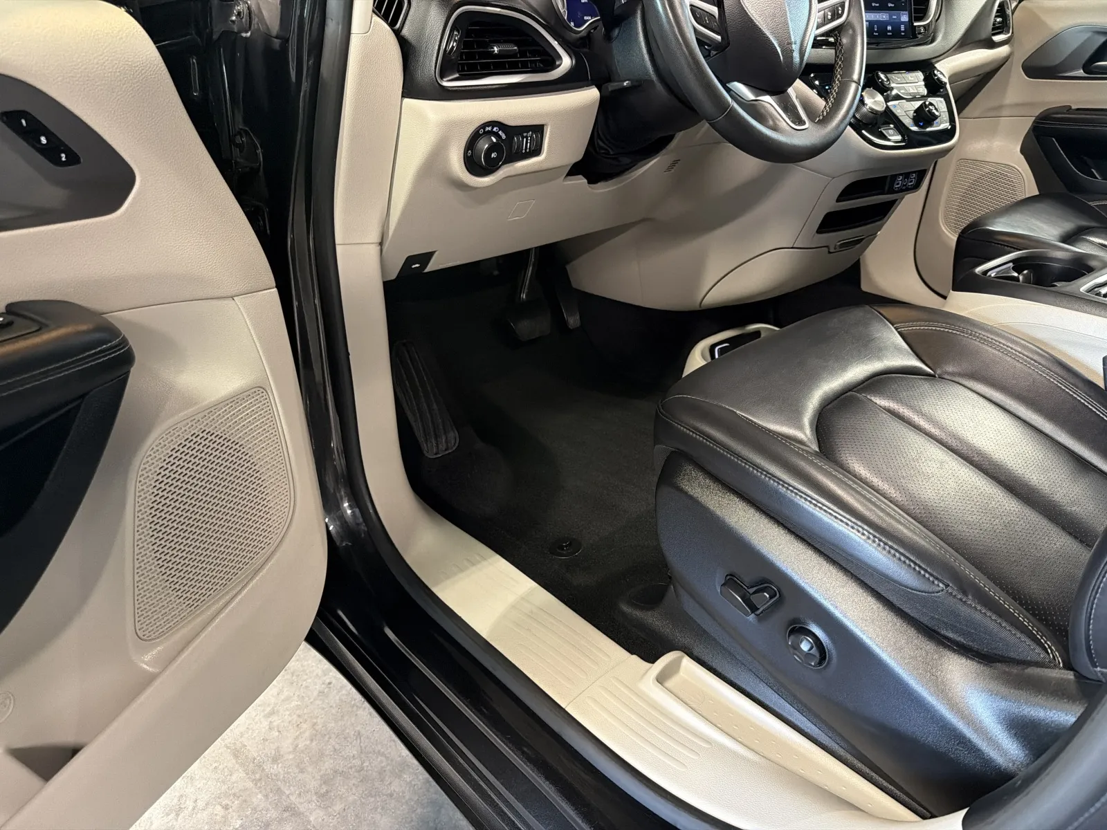 Chrysler Pacifica photo 14