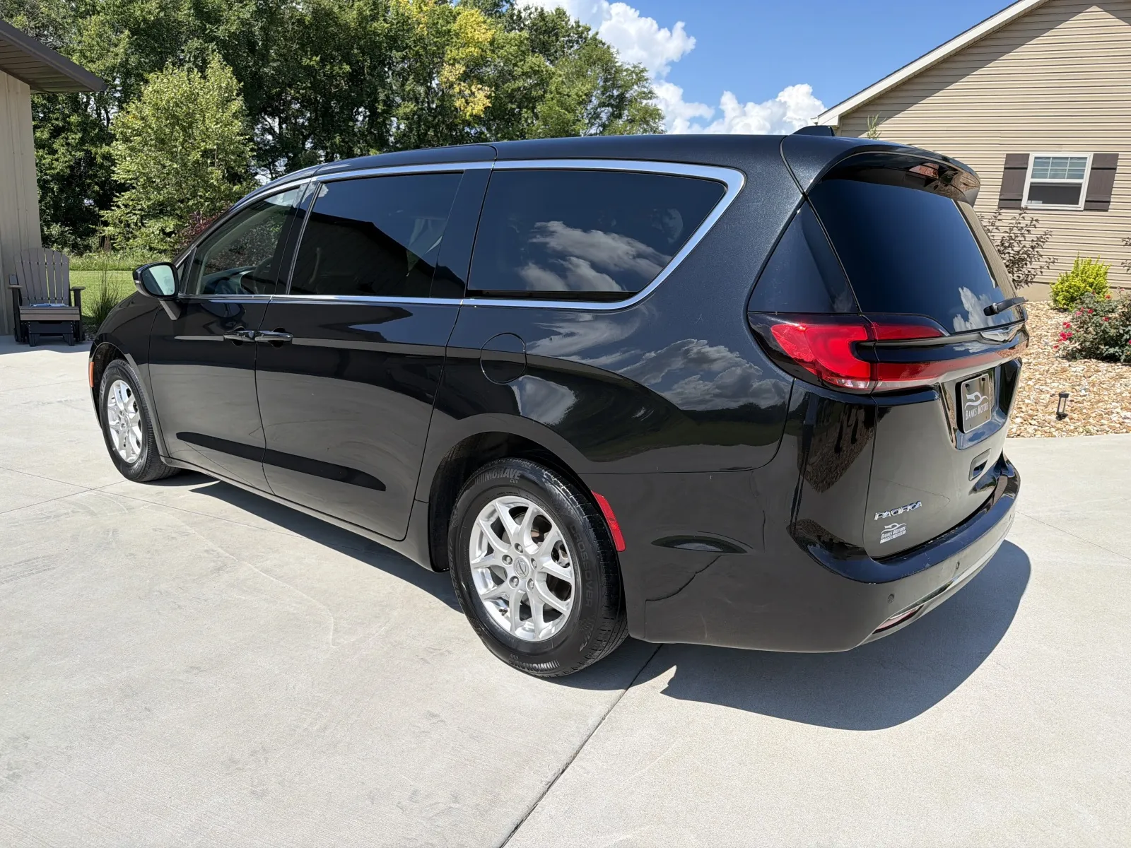 More photos of 2023 Chrysler Pacifica Touring L Van 4D at Banks Motors LLC, MO