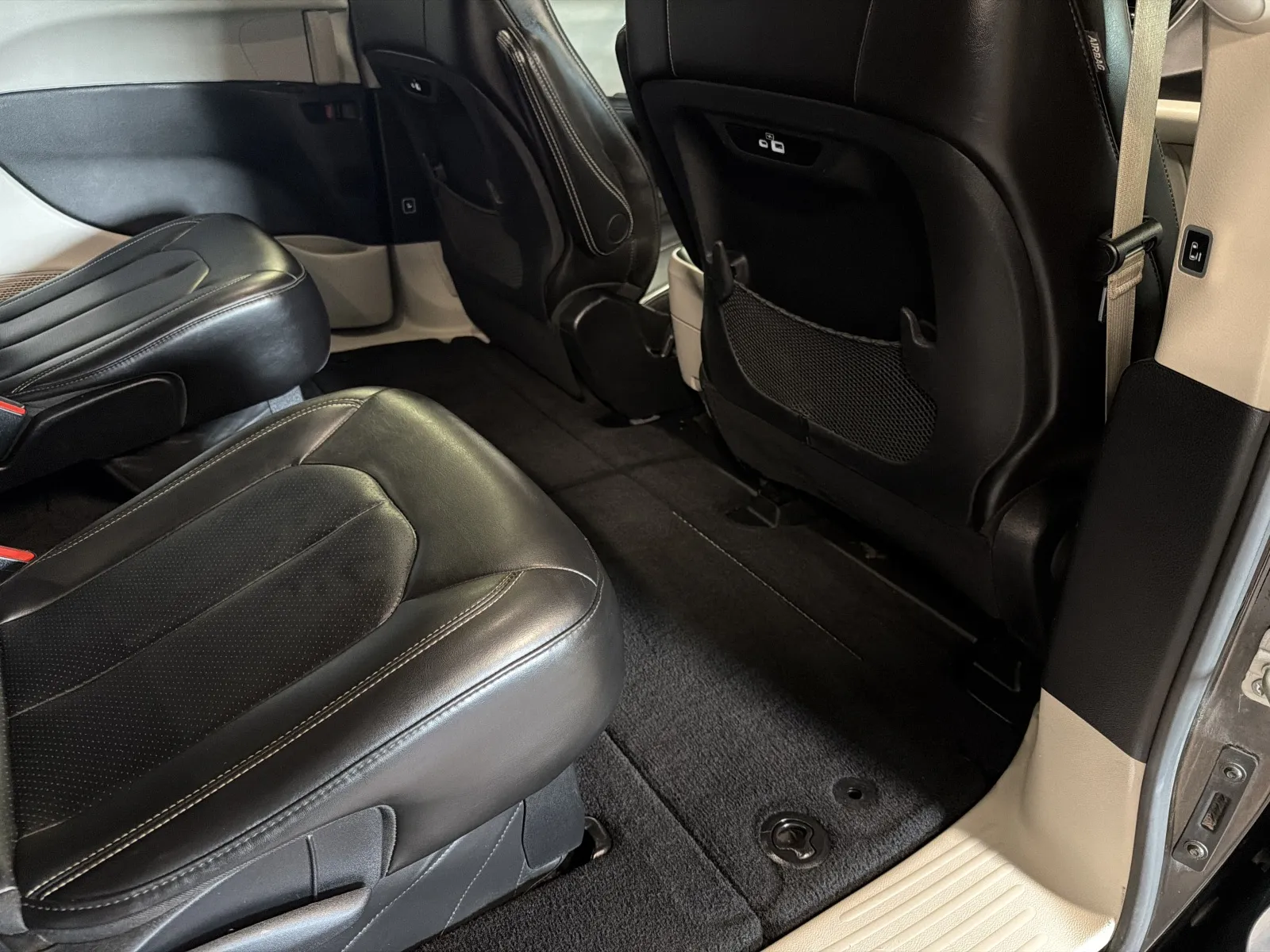 Chrysler Pacifica photo 38