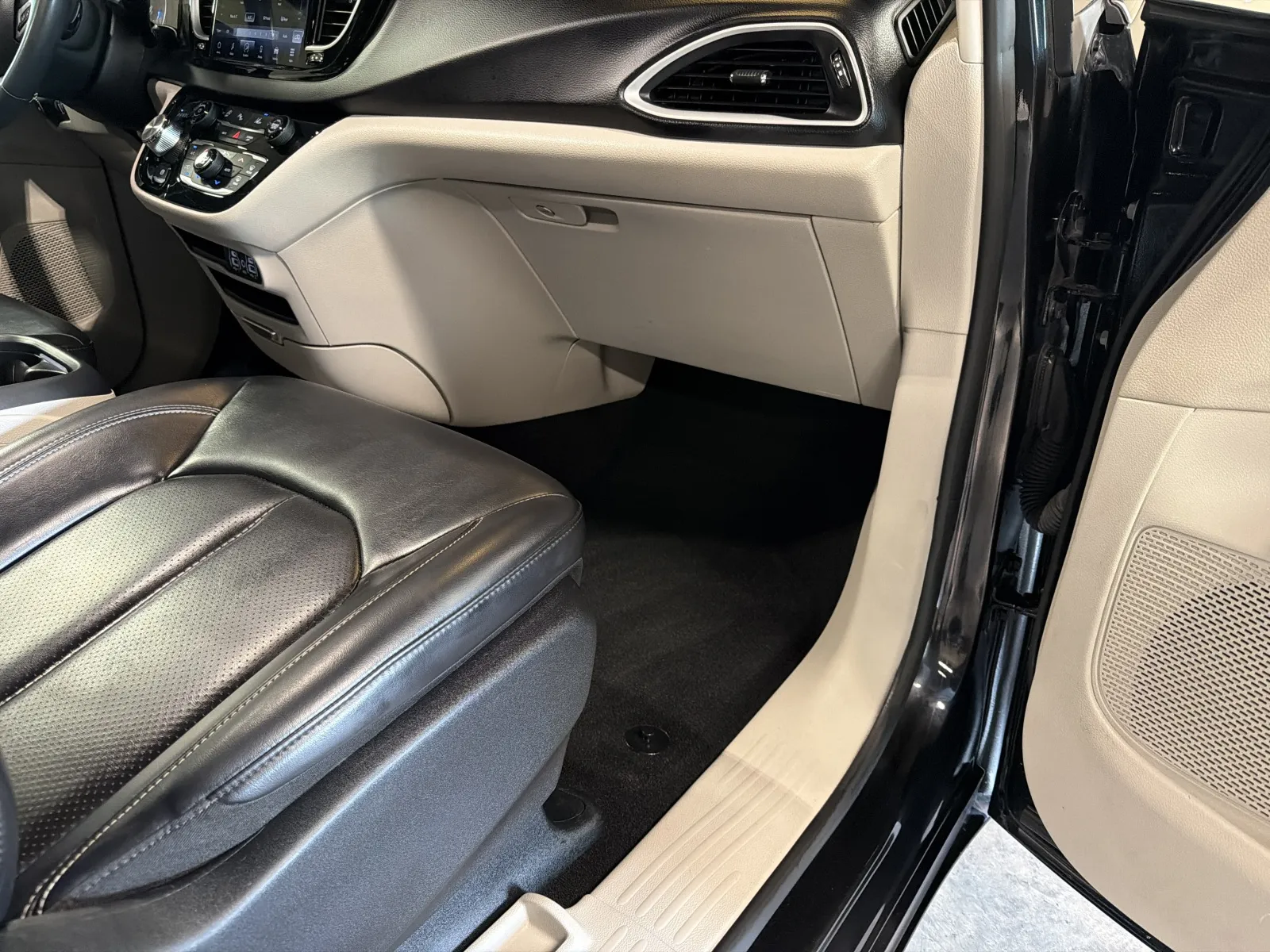Chrysler Pacifica photo 36