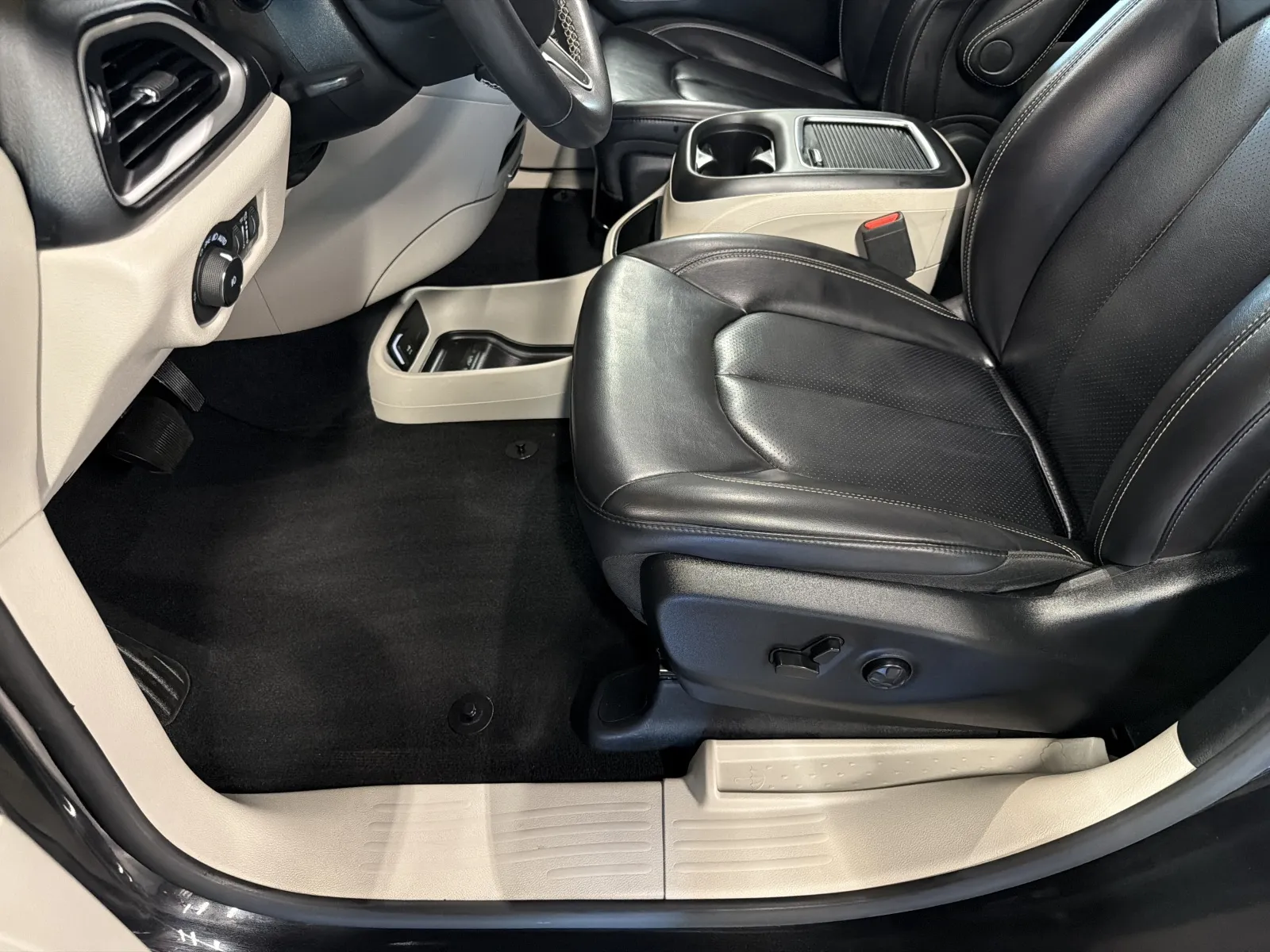 Chrysler Pacifica photo 34