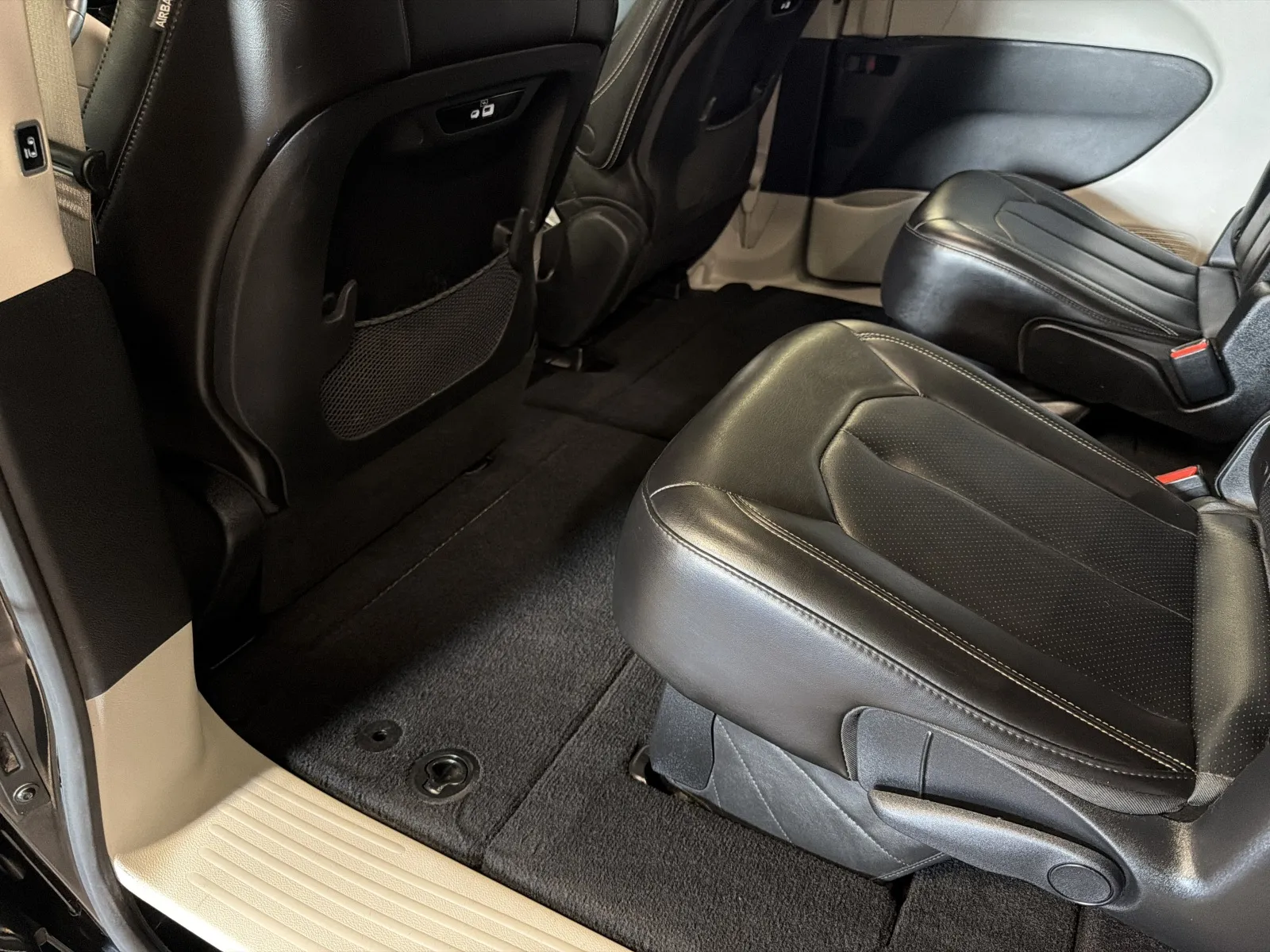 Chrysler Pacifica photo 18