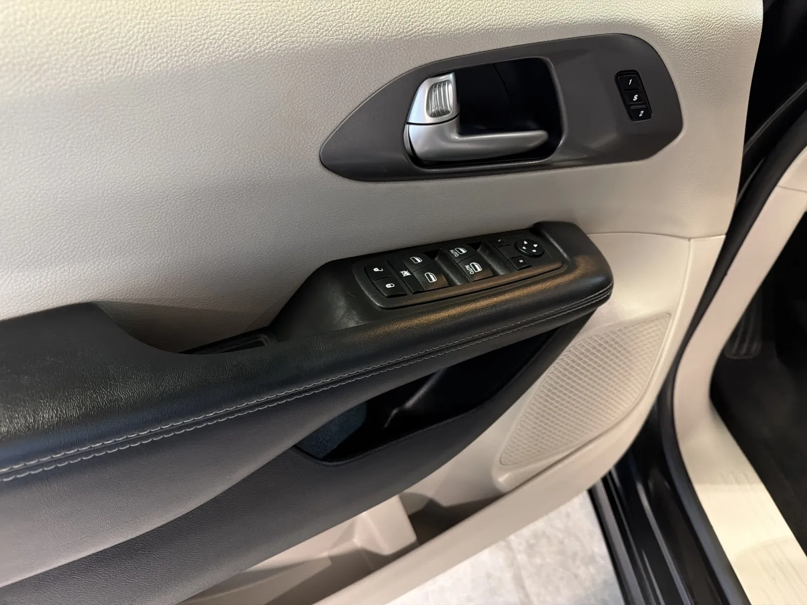 Chrysler Pacifica photo 33