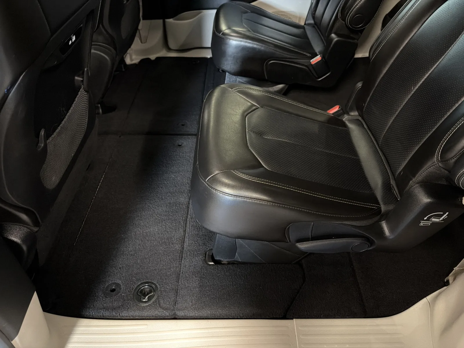 Chrysler Pacifica photo 39