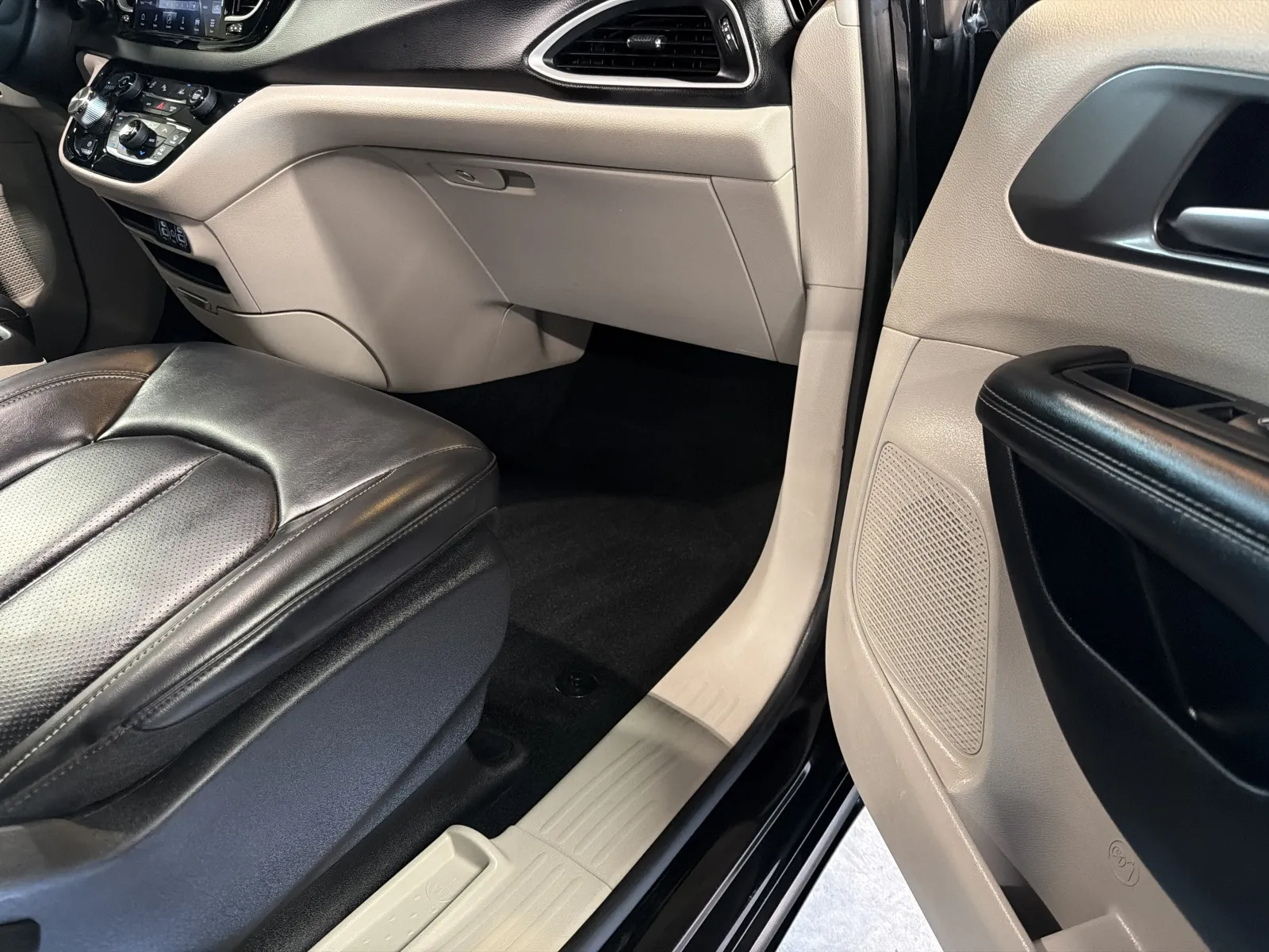 Chrysler Pacifica photo 16