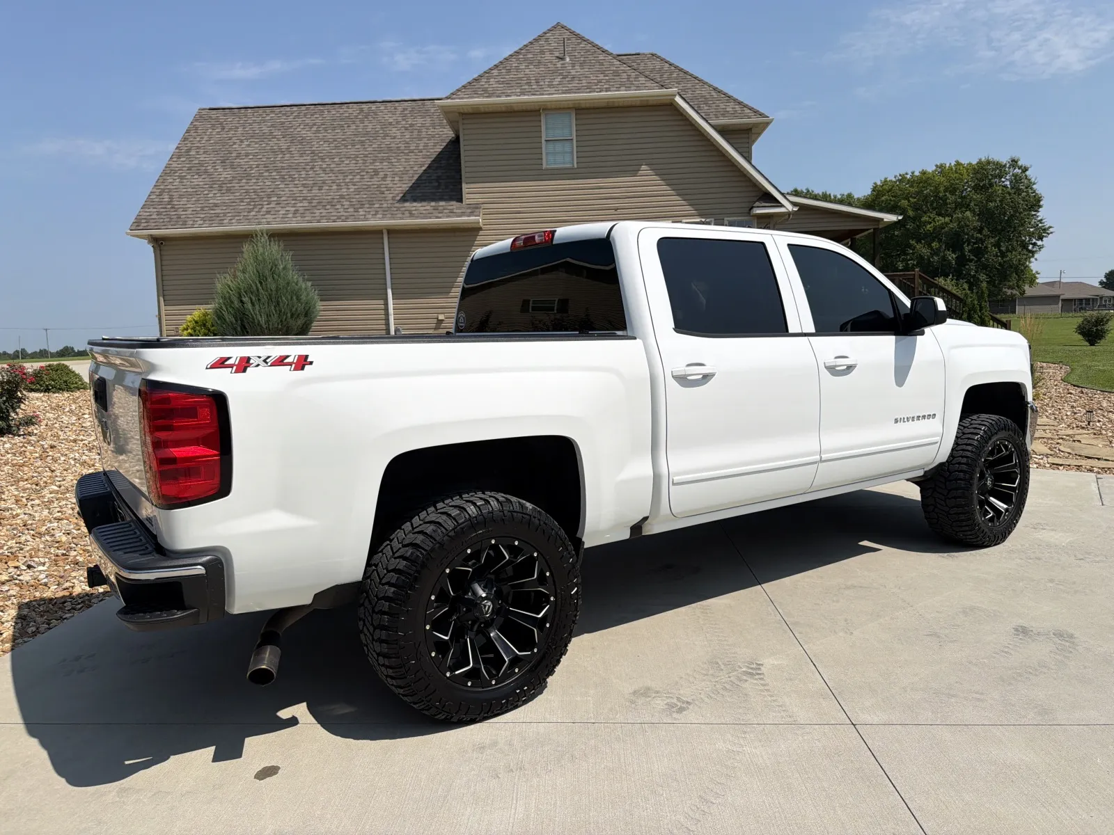 More photos of 2018 Chevrolet Silverado 1500 Crew Cab LT Pickup 4D 5 3/4 ft at Banks Motors LLC, MO