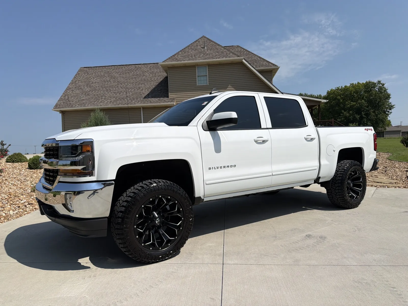 White 2018 Chevrolet Silverado 1500 Crew Cab LT Pickup 4D 5 3/4 ft for sale in Clinton, MO