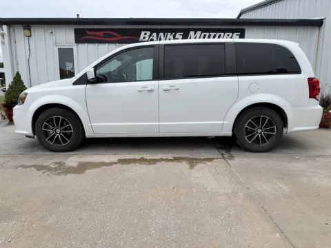 White 2018 Dodge Grand Caravan Passenger SXT Minivan 4D for sale in Clinton, MO