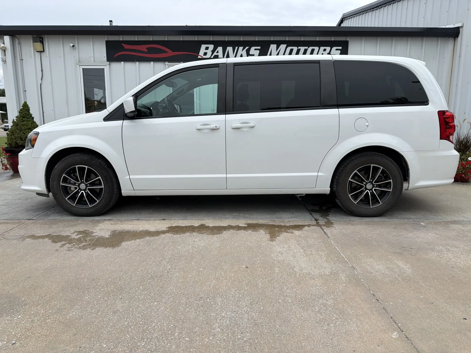 White 2018 Dodge Grand Caravan Passenger SXT Minivan 4D for sale in Clinton, MO