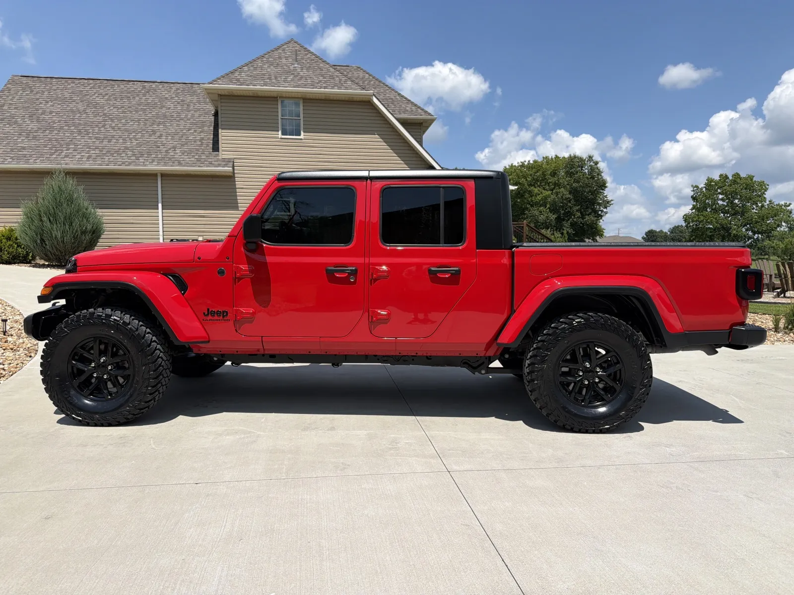 Photos of 2022 Jeep Gladiator Sport Altitude Pickup 4D 5 ft for sale in Clinton, MO at Banks Motors LLC