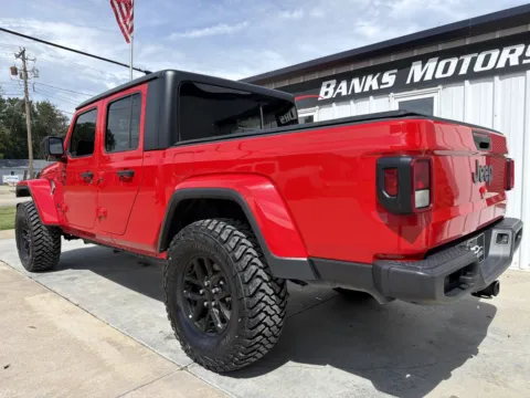 More photos of 2022 Jeep Gladiator Sport Altitude Pickup 4D 5 ft at Banks Motors LLC, MO