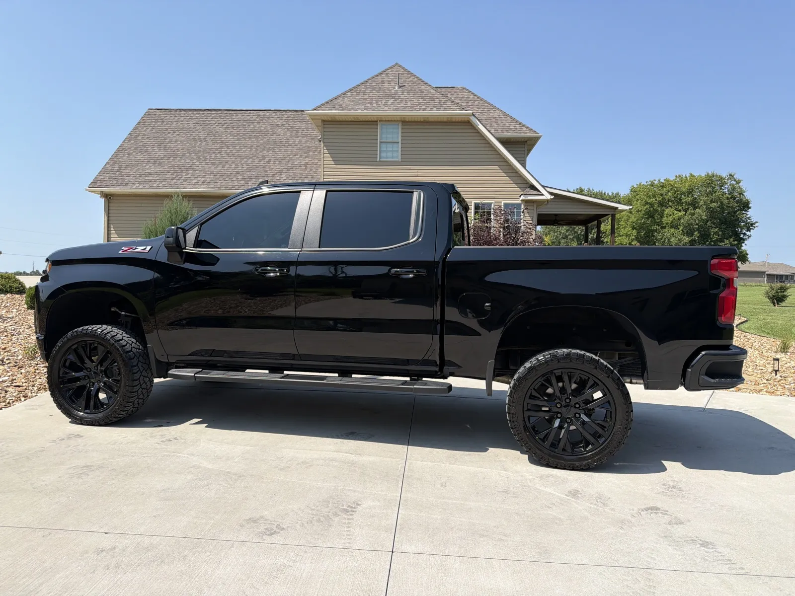 Another view of 2019 Chevrolet Silverado 1500 Crew Cab RST Pickup 4D 5 3/4 ft for sale in Clinton, MO at Banks Motors LLC