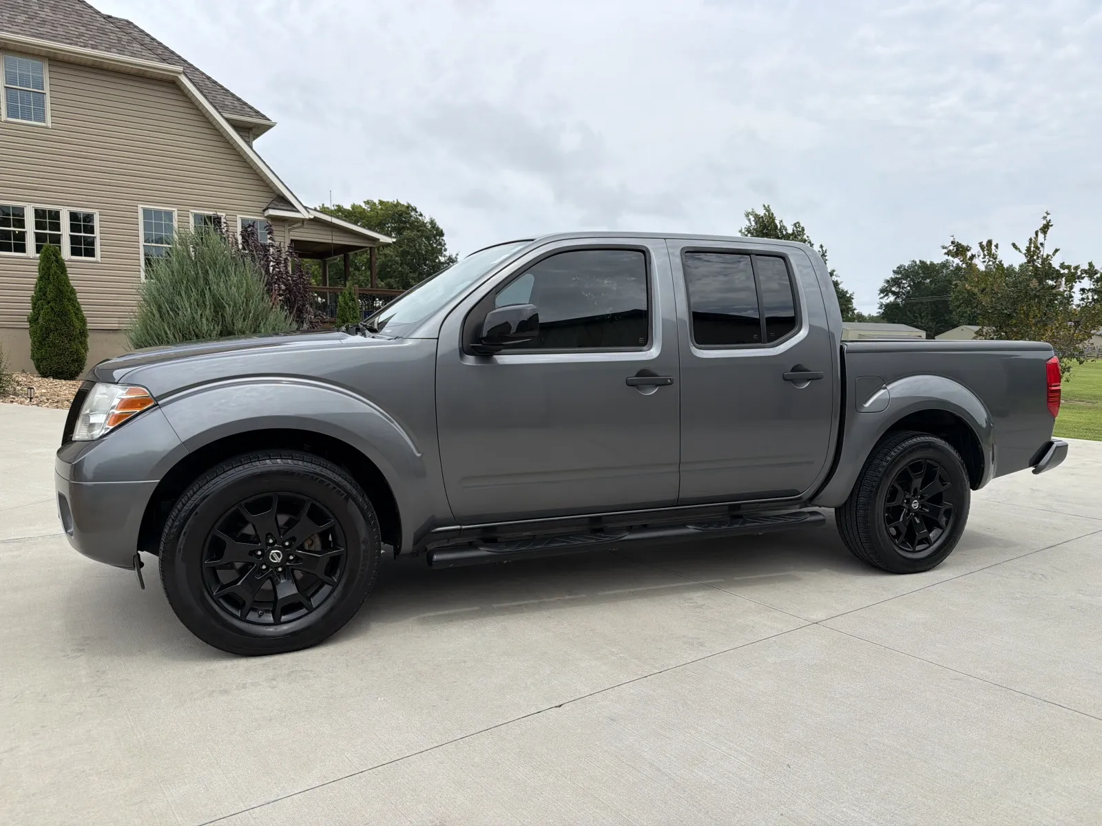 Photos of 2019 Nissan Frontier Crew Cab SV Pickup 4D 5 ft for sale in Clinton, MO at Banks Motors LLC