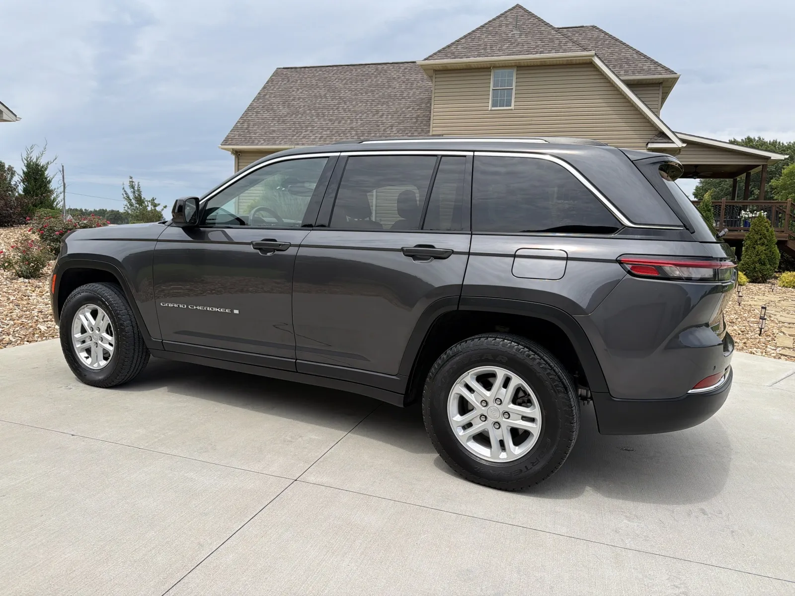 More photos of 2023 Jeep Grand Cherokee Laredo Sport Utility 4D at Banks Motors LLC, MO