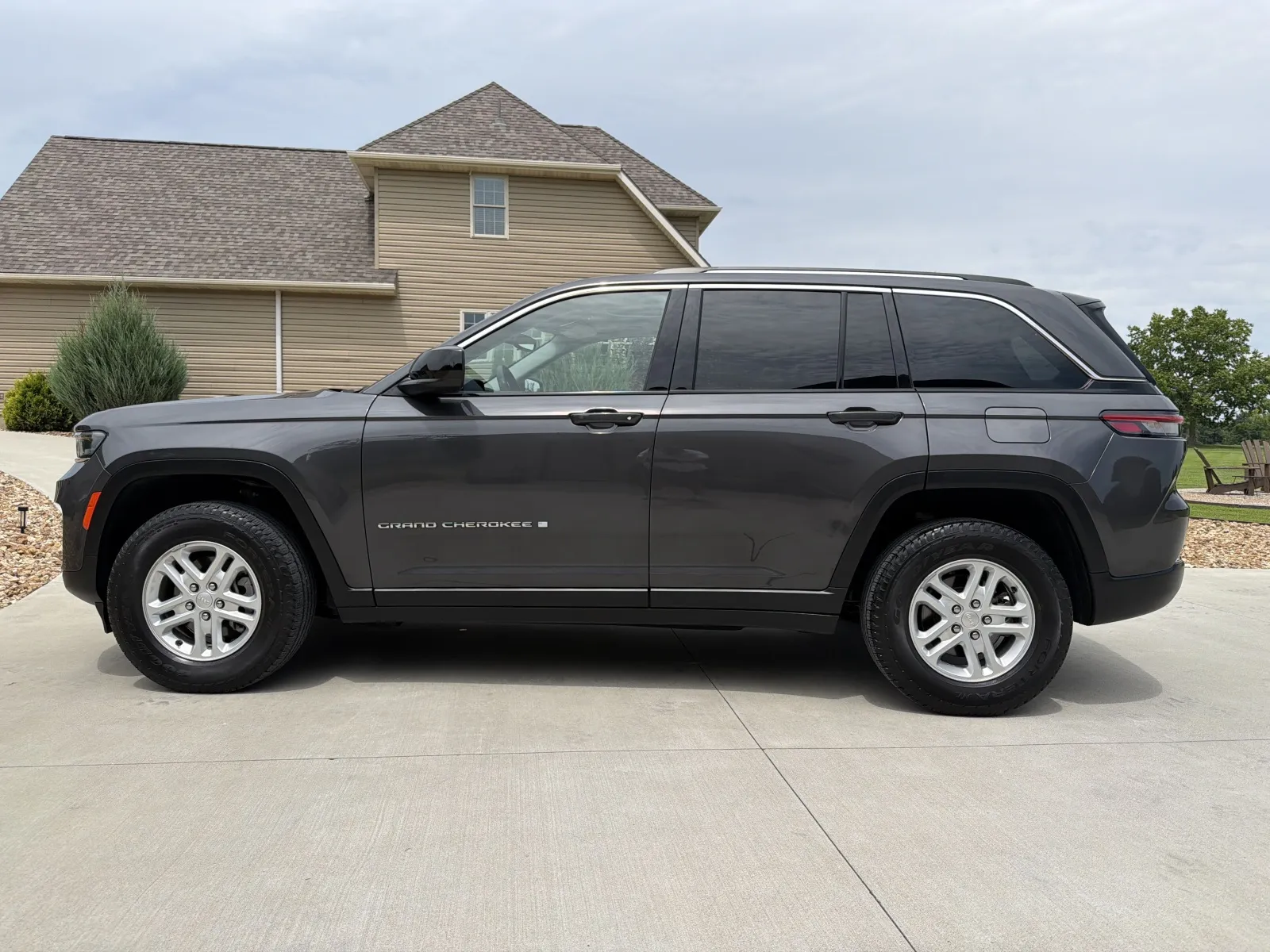Another view of 2023 Jeep Grand Cherokee Laredo Sport Utility 4D for sale in Clinton, MO at Banks Motors LLC