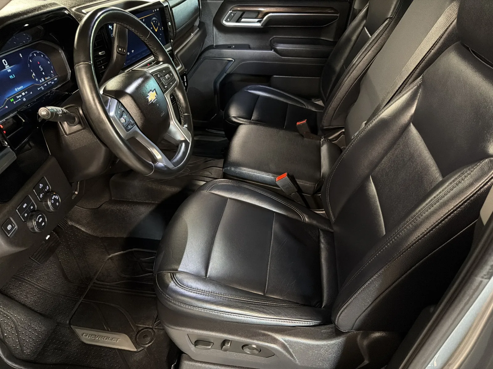 Chevrolet Silverado photo 23