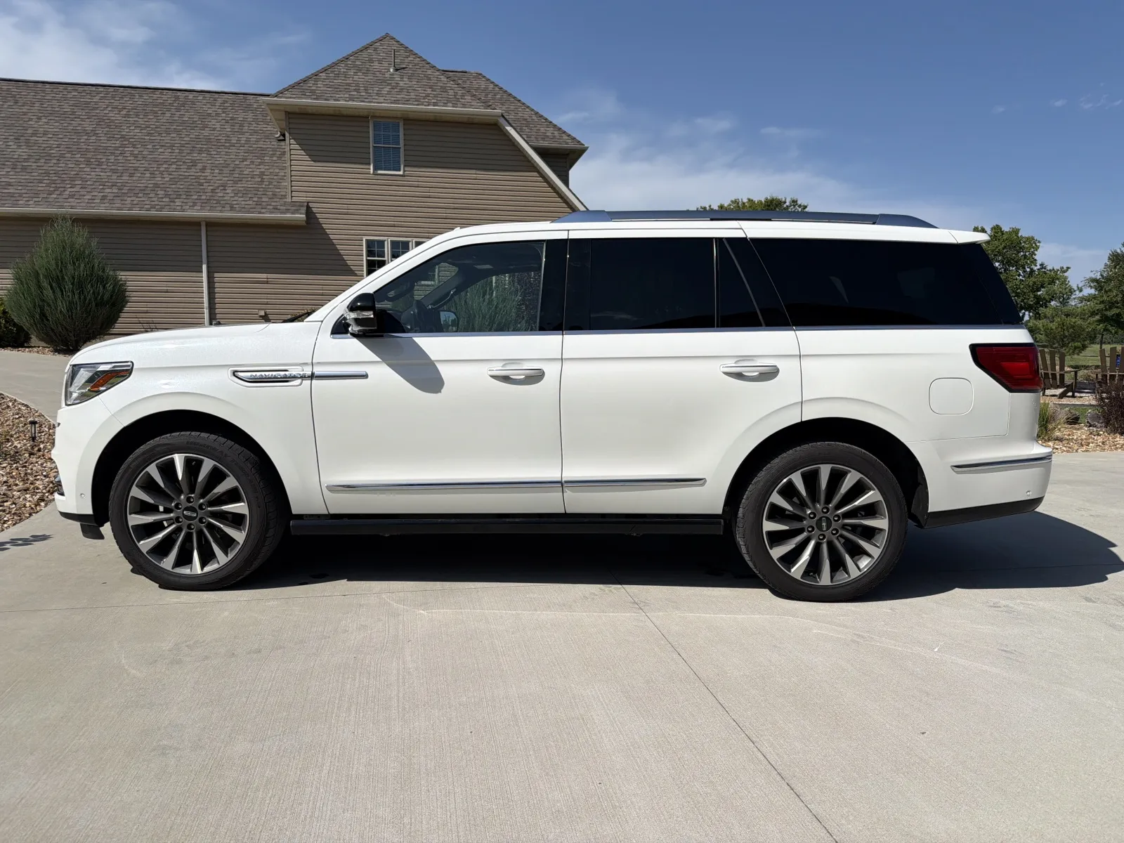Photos of 2021 Lincoln Navigator Reserve Sport Utility 4D for sale in Clinton, MO at Banks Motors LLC