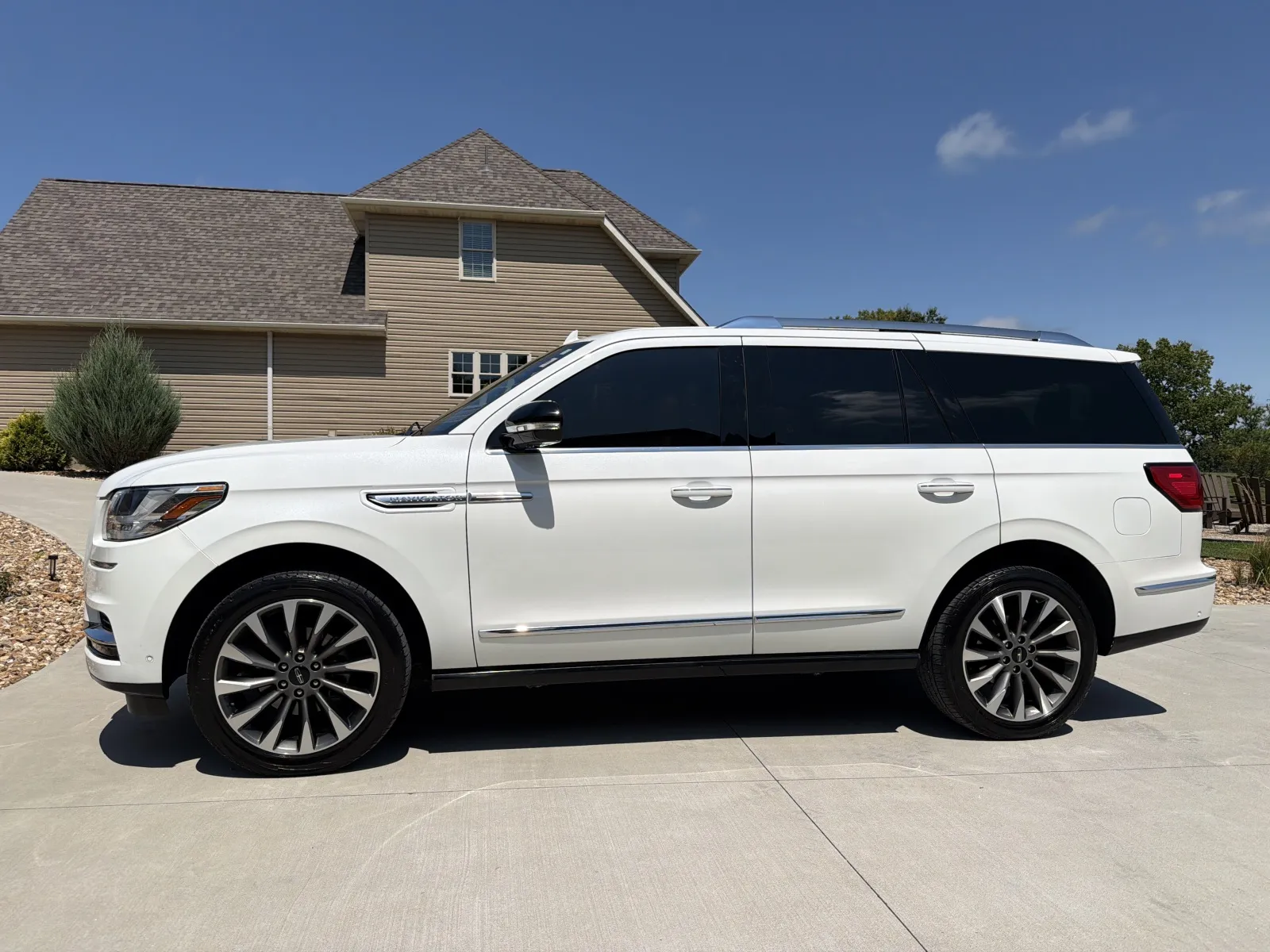 Photos of 2021 Lincoln Navigator Reserve Sport Utility 4D for sale in Clinton, MO at Banks Motors LLC