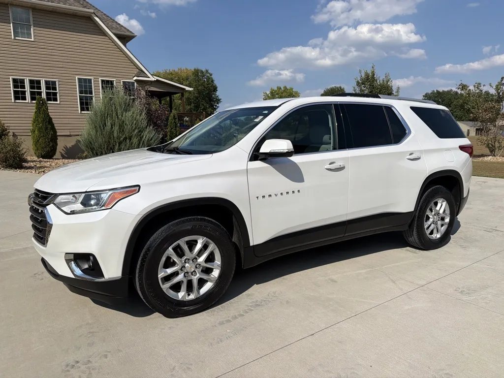 White 2018 Chevrolet Traverse LT Sport Utility 4D for sale in Clinton, MO