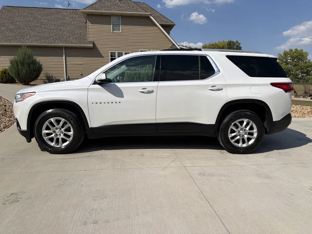 Photos of 2018 Chevrolet Traverse LT Sport Utility 4D for sale in Clinton, MO at Banks Motors LLC
