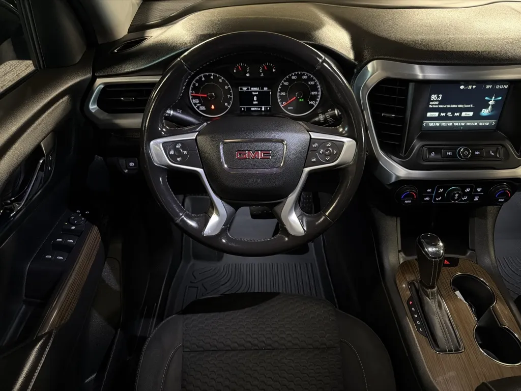 GMC Acadia photo 14