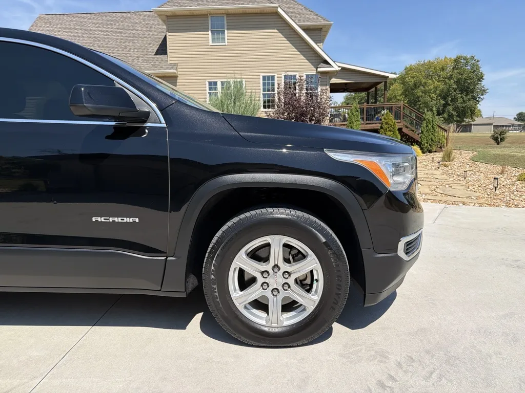 GMC Acadia photo 13