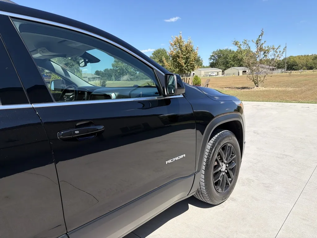 GMC Acadia photo 12