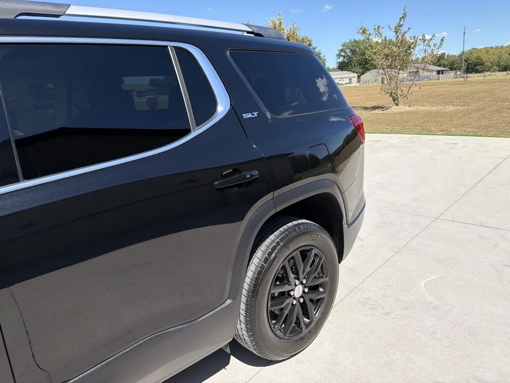 GMC Acadia photo 11