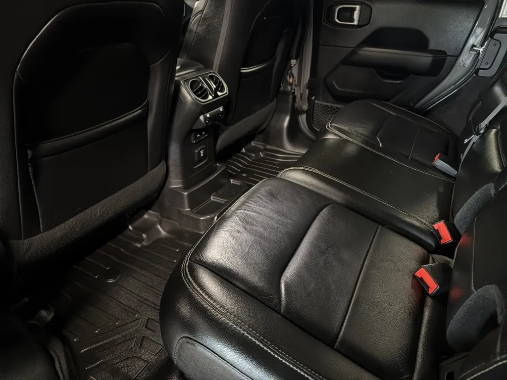Jeep Wrangler photo 32