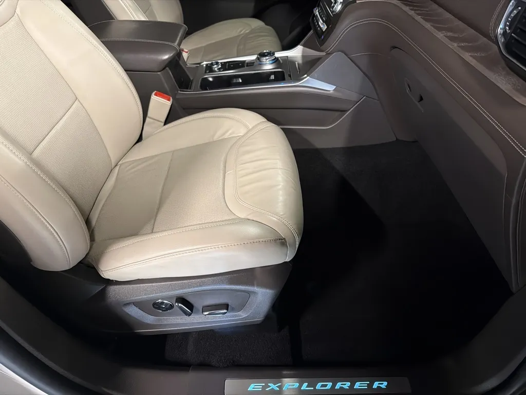 Ford Explorer photo 18