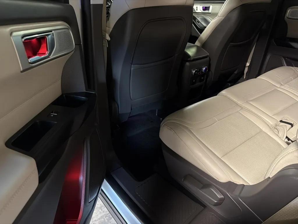 Ford Explorer photo 19