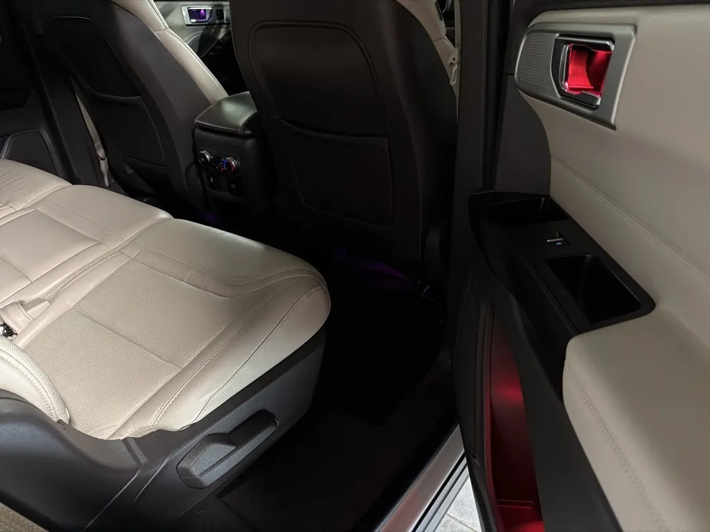 Ford Explorer photo 38