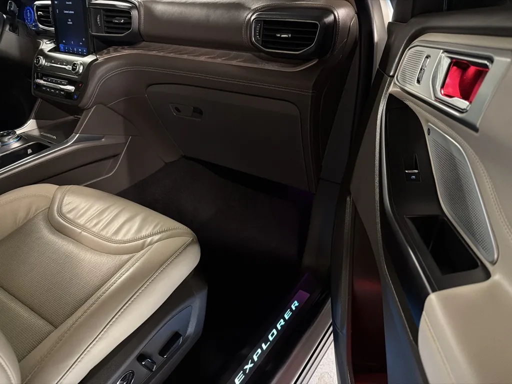 Ford Explorer photo 17