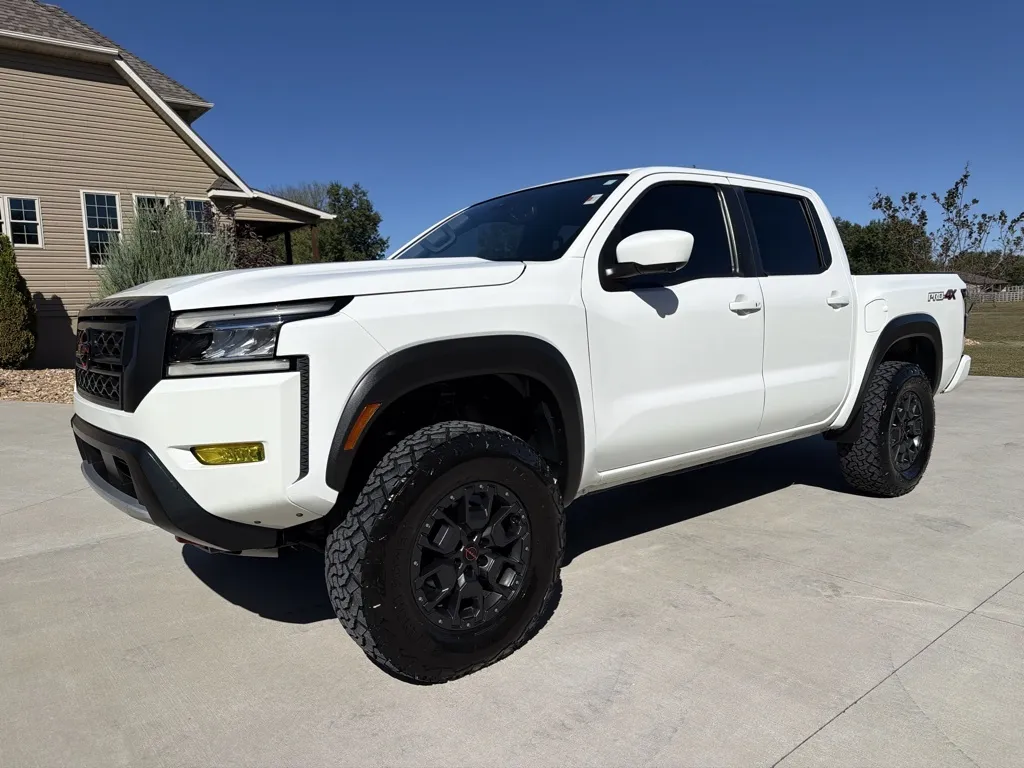 White 2022 Nissan Frontier Crew Cab PRO-4X Pickup 4D 5 ft for sale in Clinton, MO