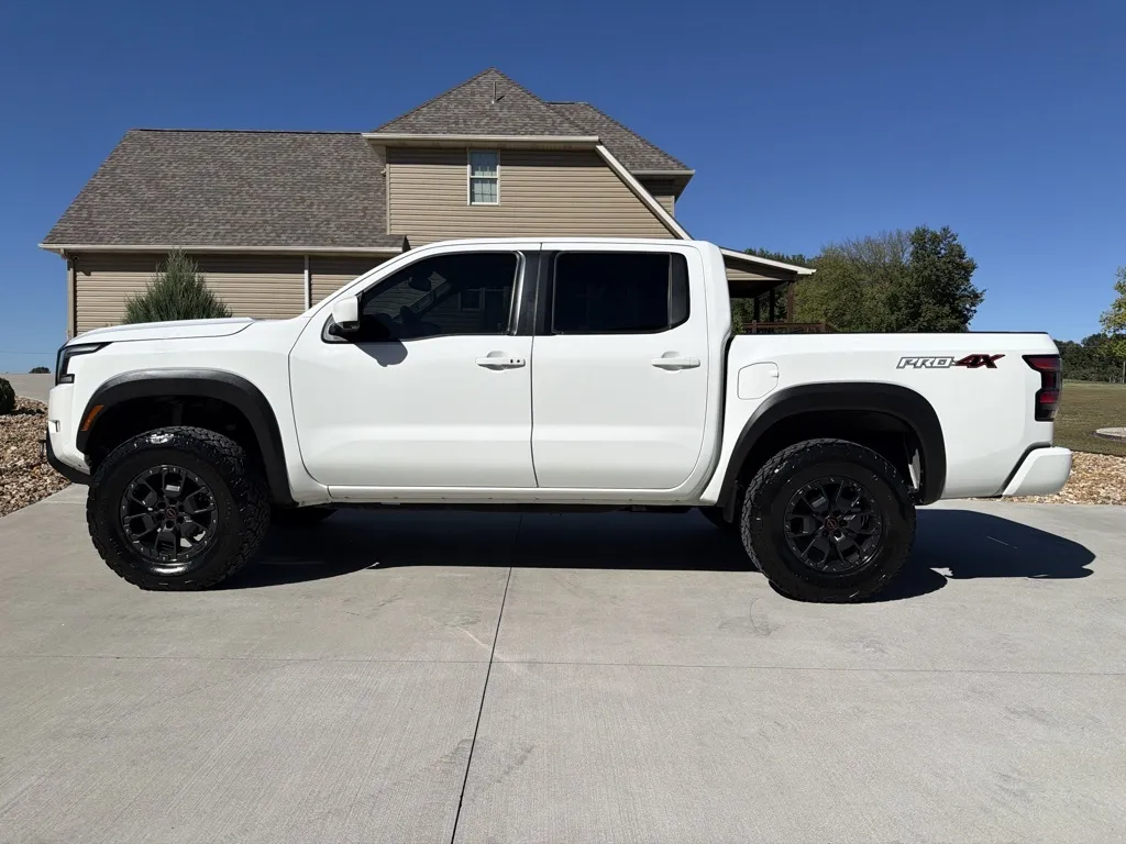 Photos of 2022 Nissan Frontier Crew Cab PRO-4X Pickup 4D 5 ft for sale in Clinton, MO at Banks Motors LLC