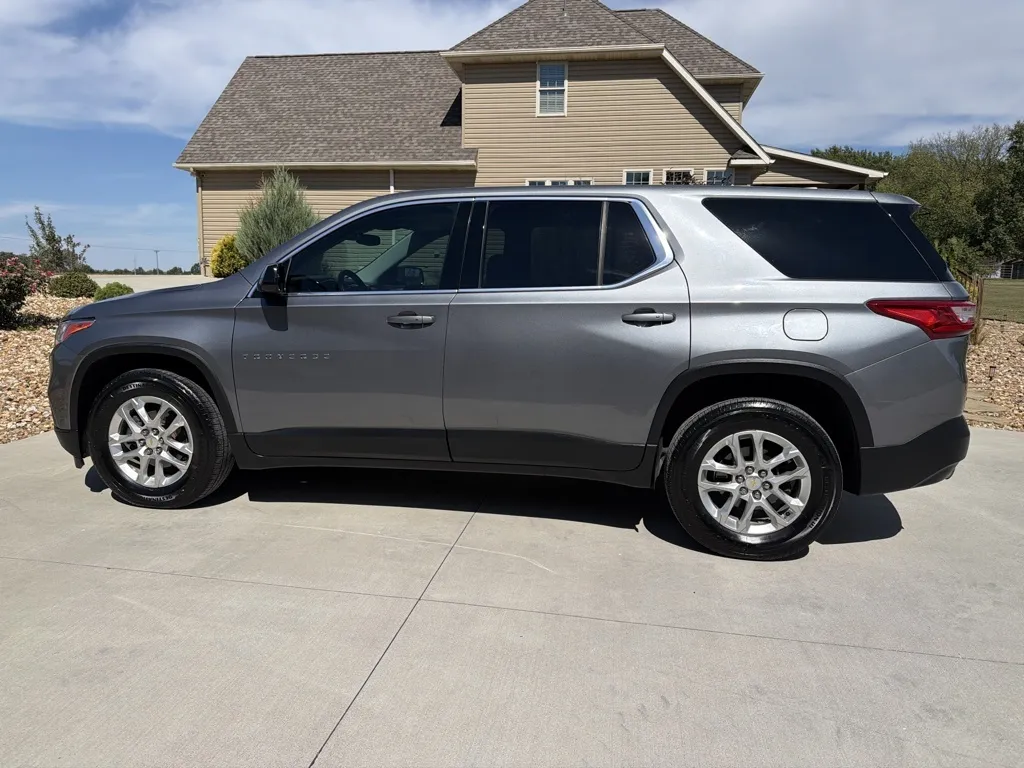 Photos of 2020 Chevrolet Traverse LS Sport Utility 4D for sale in Clinton, MO at Banks Motors LLC