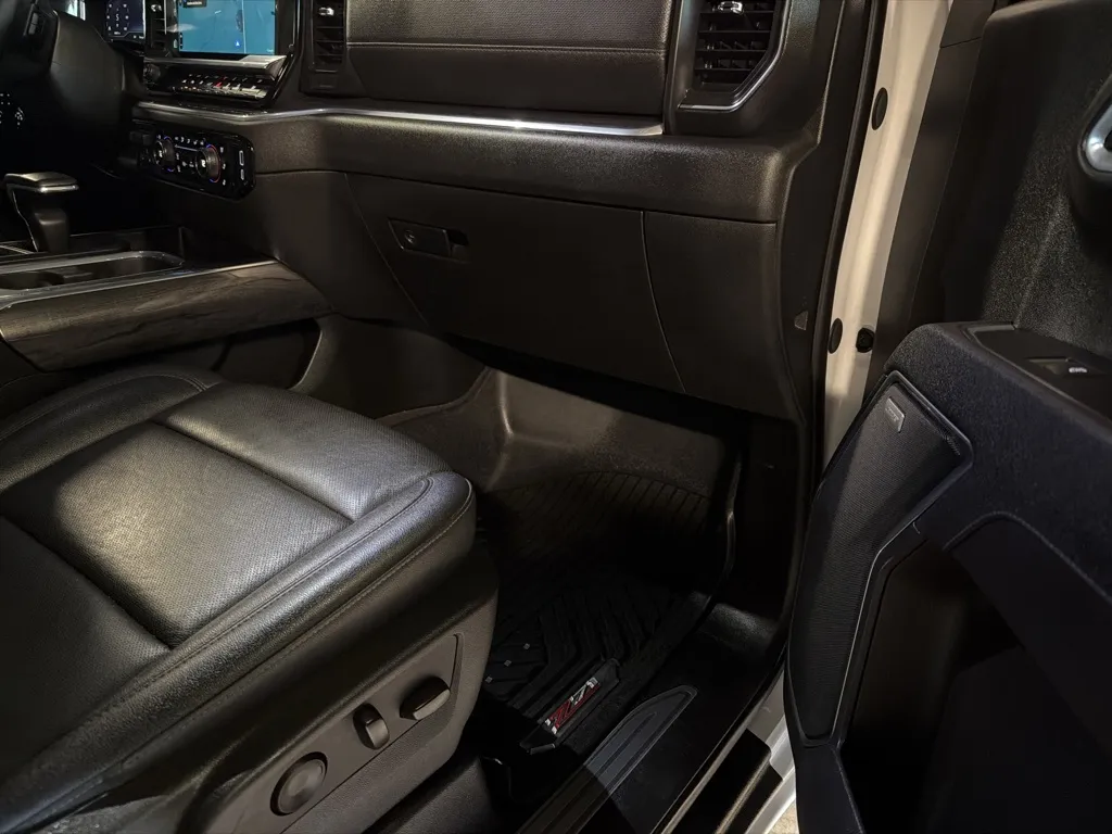 Chevrolet Silverado photo 16