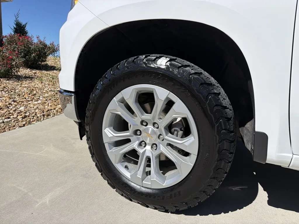 Chevrolet Silverado photo 35