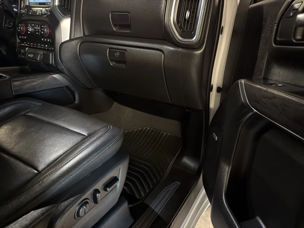 Chevrolet Silverado photo 16