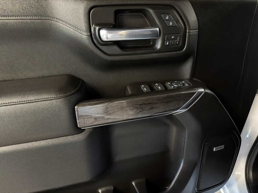 Chevrolet Silverado photo 22