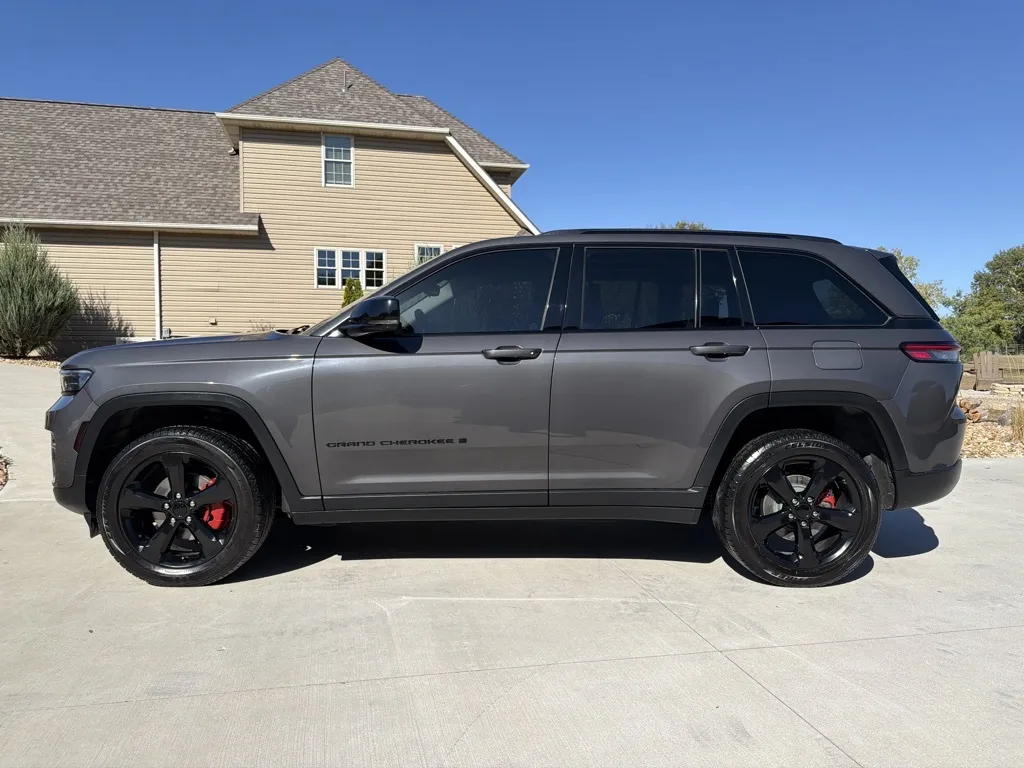 Photos of 2023 Jeep Grand Cherokee Limited Sport Utility 4D for sale in Clinton, MO at Banks Motors LLC