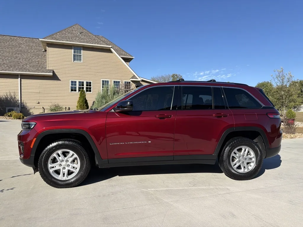 Photos of 2023 Jeep Grand Cherokee Laredo Sport Utility 4D for sale in Clinton, MO at Banks Motors LLC