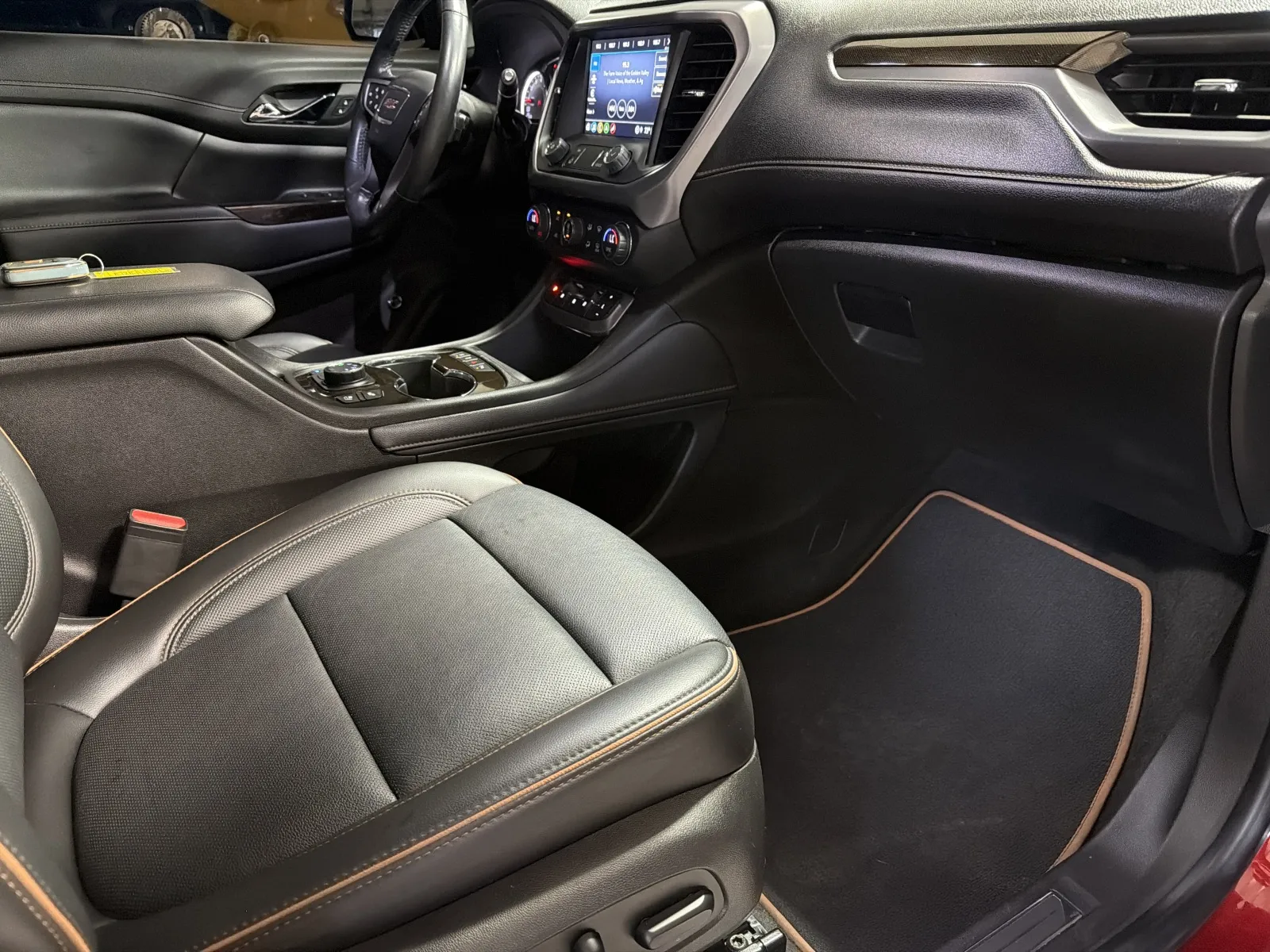 GMC Acadia photo 14