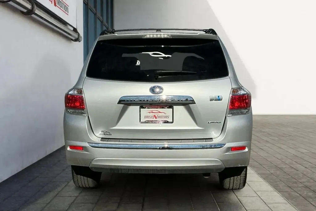 More photos of 2013 Toyota Highlander Limited Hybrid Sport Utility 4D at Drive N-Motion Thornton, CO